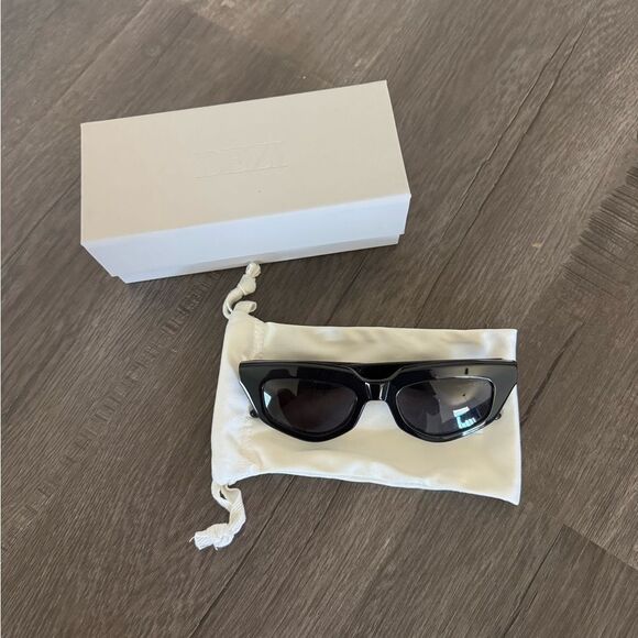 DEZI Sunglasses On Read in Black